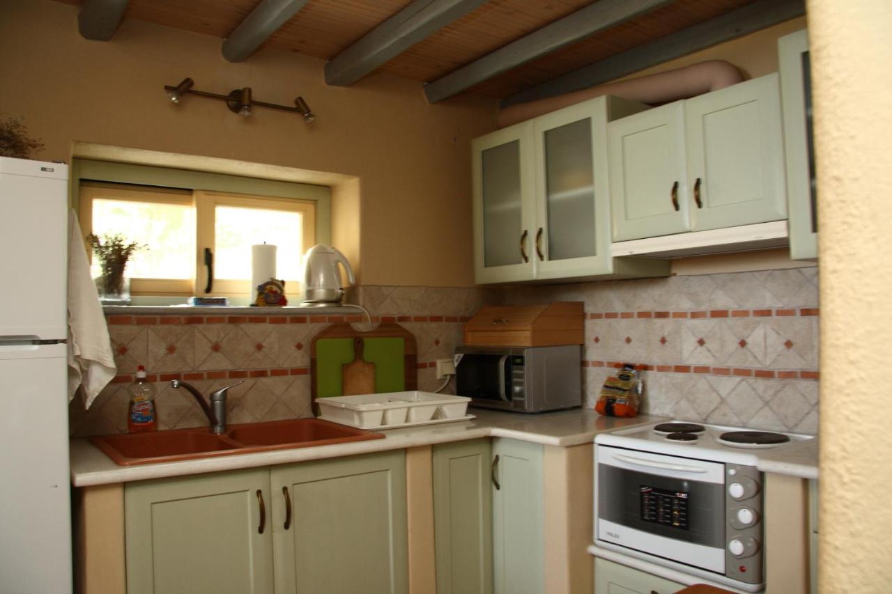 To The Garden Guest House Angairiá Стая снимка