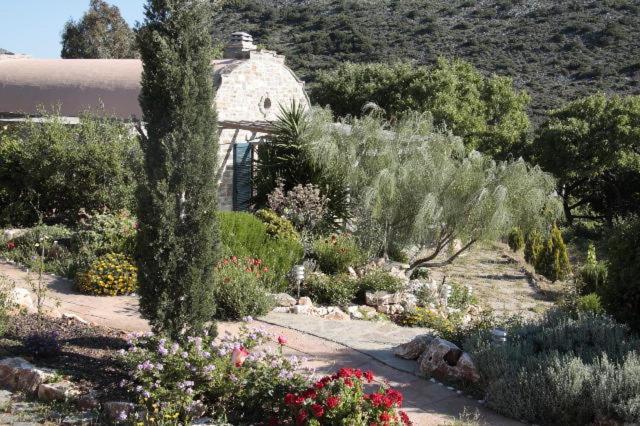 To The Garden Guest House Angairiá Екстериор снимка